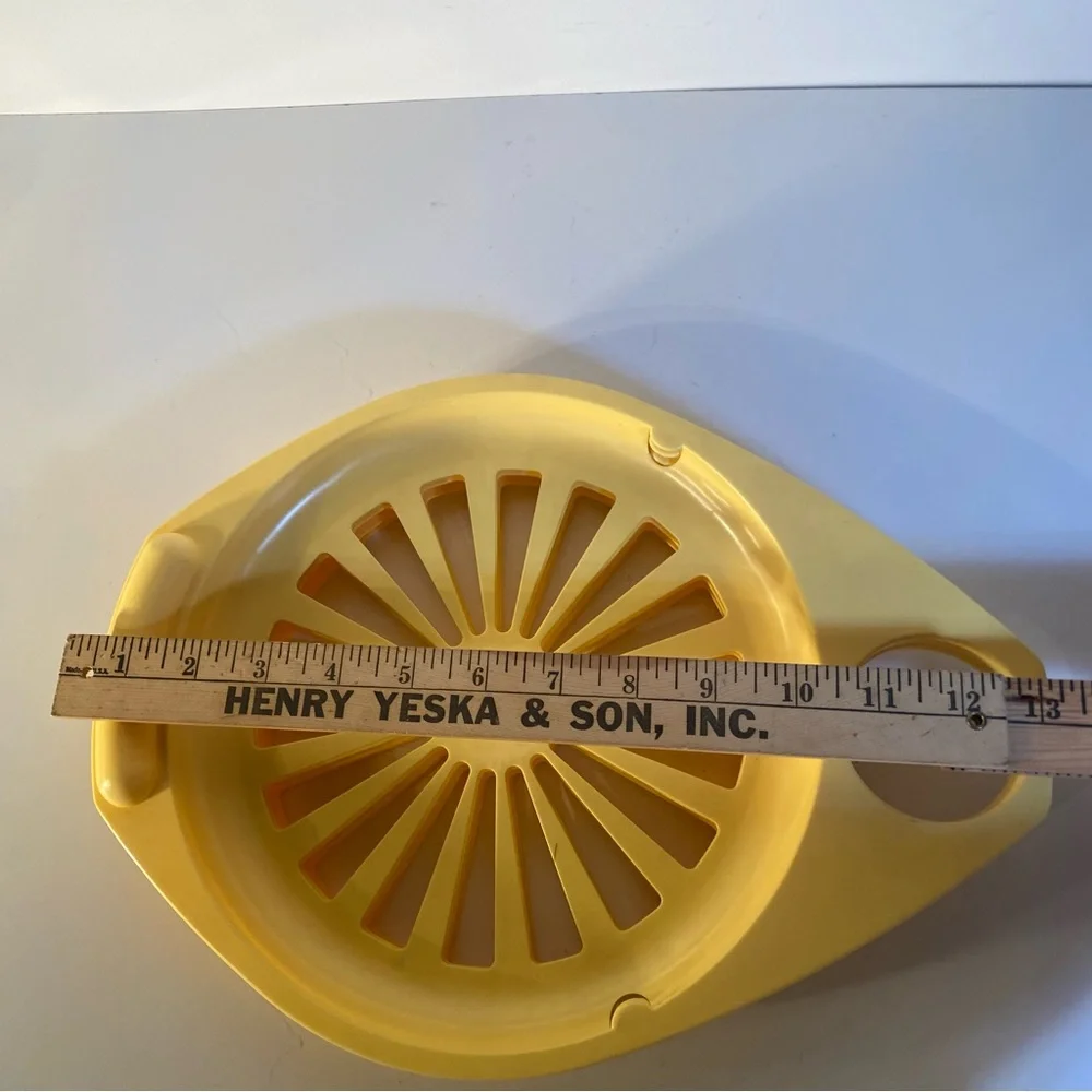 Set of 4 Vintage Frem Corp. Yellow Plastic Plate & Cup Holders Picnic BBQ Trays